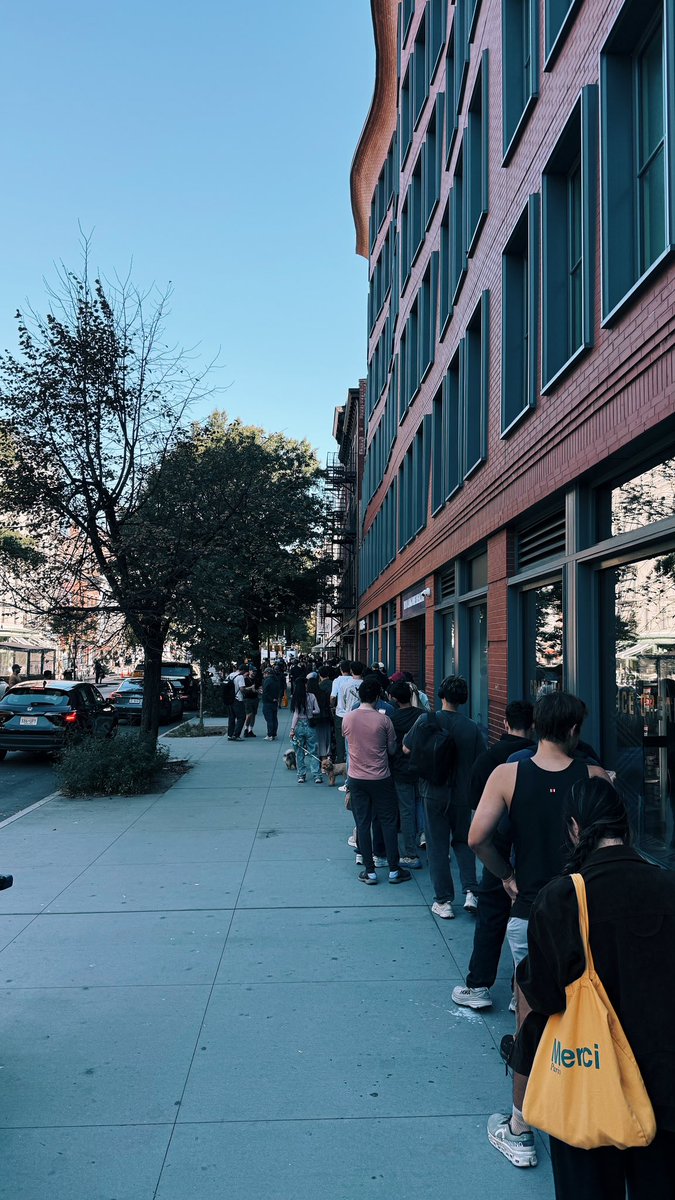 signulll's tweet image. anthropic has ppl lining up for a… hat & coffee right now. the only other time i’ve seen lines like this for a tech company was apple.
absolutely ridiculous.