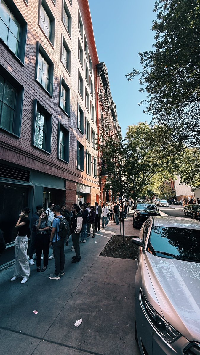 signulll's tweet image. anthropic has ppl lining up for a… hat & coffee right now. the only other time i’ve seen lines like this for a tech company was apple.
absolutely ridiculous.