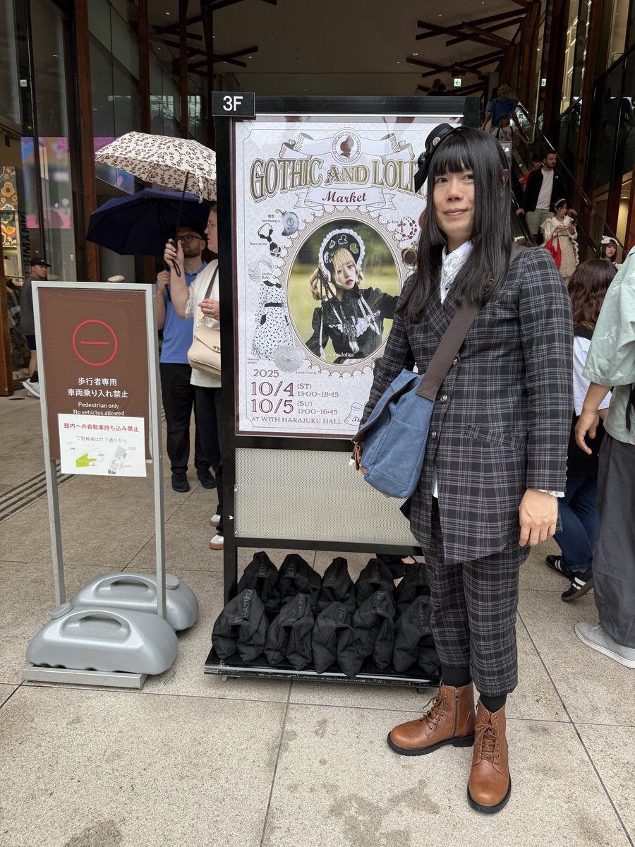 というわけでゴスロリマーケット1部行ってきましたよ
明日も行きます