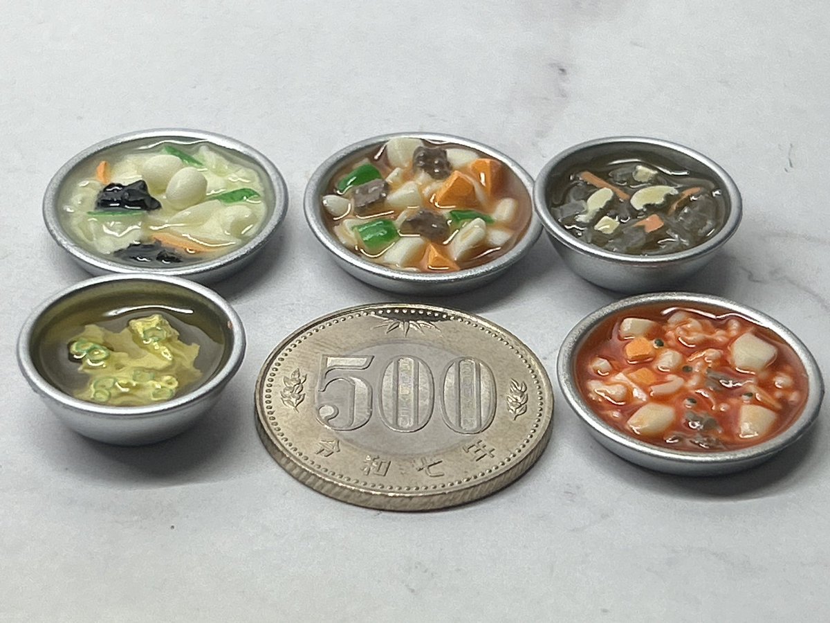 僕が原型を担当したカプセルトイ「おいしい給食」フィギュアの量産サンプル。

「色付きの樹脂を流すことによって具材に陰影をだす実験」からの塗装見本までも担当した身からしてもこれはなかなかの再現度。

量産でここまでできるとはっ

うまそげじゃないかっ

10月24日ごろ発売
#おいしい給食