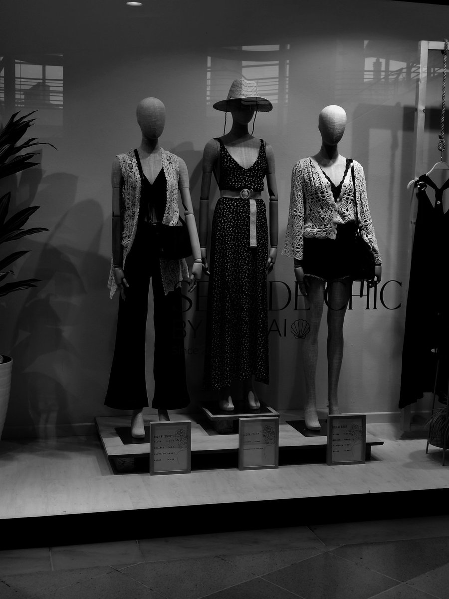 bermaxo09's tweet photo. #escaparates #maniquies 
#blackandwhitephoto https://t.co/k0yiPQRzi8