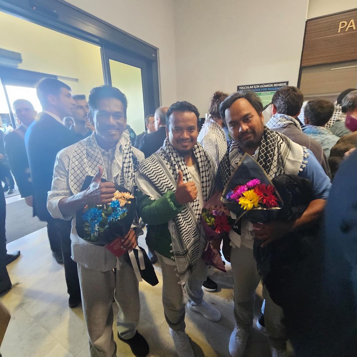 SinarOnline's tweet photo. Global Sumud Flotilla: Aktivis Malaysia selamat tiba di Istanbul

Kelibat rakyat Malaysia yang menyertai misi kemanusiaan Global Sumud Flotilla (GSF) dirakam turun daripada pesawat Turkish Airlines bersama warga Turkiye yang lain.

#sinarharian #GlobalSumudFlotilla #GSF #aktivisMalaysia