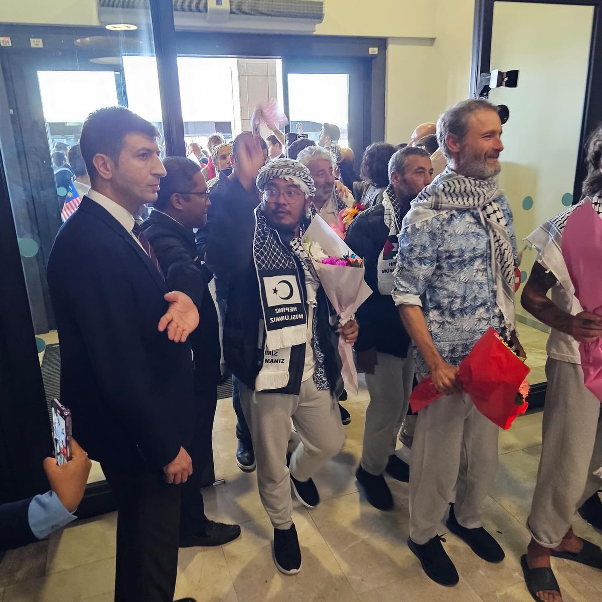 SinarOnline's tweet photo. Global Sumud Flotilla: Aktivis Malaysia selamat tiba di Istanbul

Kelibat rakyat Malaysia yang menyertai misi kemanusiaan Global Sumud Flotilla (GSF) dirakam turun daripada pesawat Turkish Airlines bersama warga Turkiye yang lain.

#sinarharian #GlobalSumudFlotilla #GSF #aktivisMalaysia