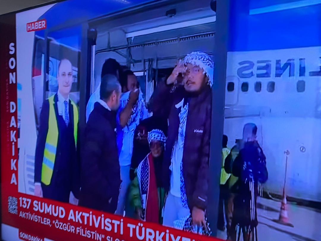 SinarOnline's tweet photo. Global Sumud Flotilla: Aktivis Malaysia selamat tiba di Istanbul

Kelibat rakyat Malaysia yang menyertai misi kemanusiaan Global Sumud Flotilla (GSF) dirakam turun daripada pesawat Turkish Airlines bersama warga Turkiye yang lain.

#sinarharian #GlobalSumudFlotilla #GSF #aktivisMalaysia