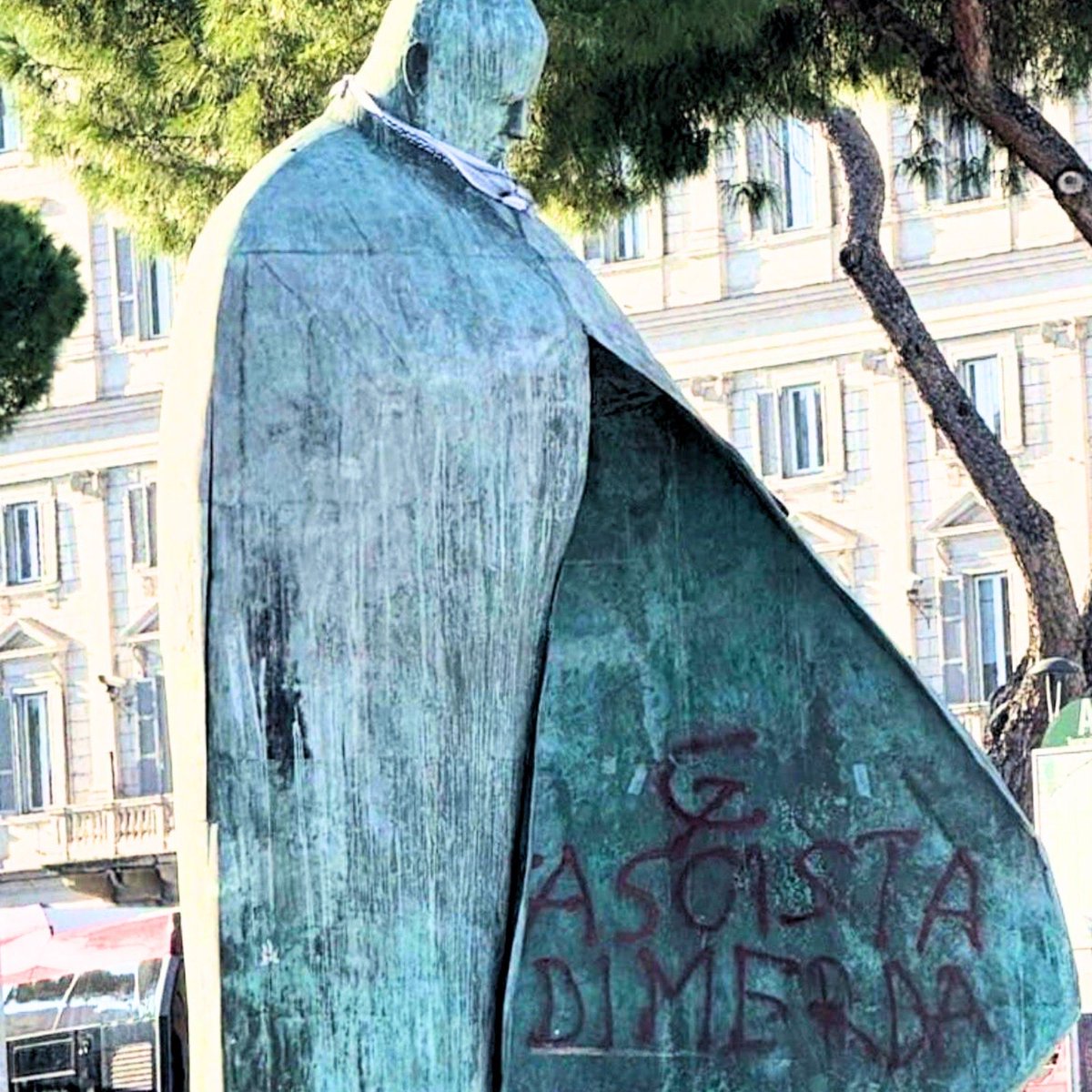 NProcaccini's tweet photo. Lo sfregio alla statua di San #GiovanniPaoloII a Roma durante la manifestazione per #Gaza è uno scempio vergognoso. La scritta “fascista di mxxxa”, con tanto di “firma” con falce e martello, spiega bene la matrice ideologica di molti fra coloro che hanno partecipato a queste manifestazioni “per la pace” in #Palestina. 
Un gigante dell’#anticomunismo, della libertà, del rispetto fra religioni, viene etichettato come nemico da chi, evidentemente, persegue valori diametralmente opposti.
#BlocchiamoTutto #scioperogenerale #4ottobre