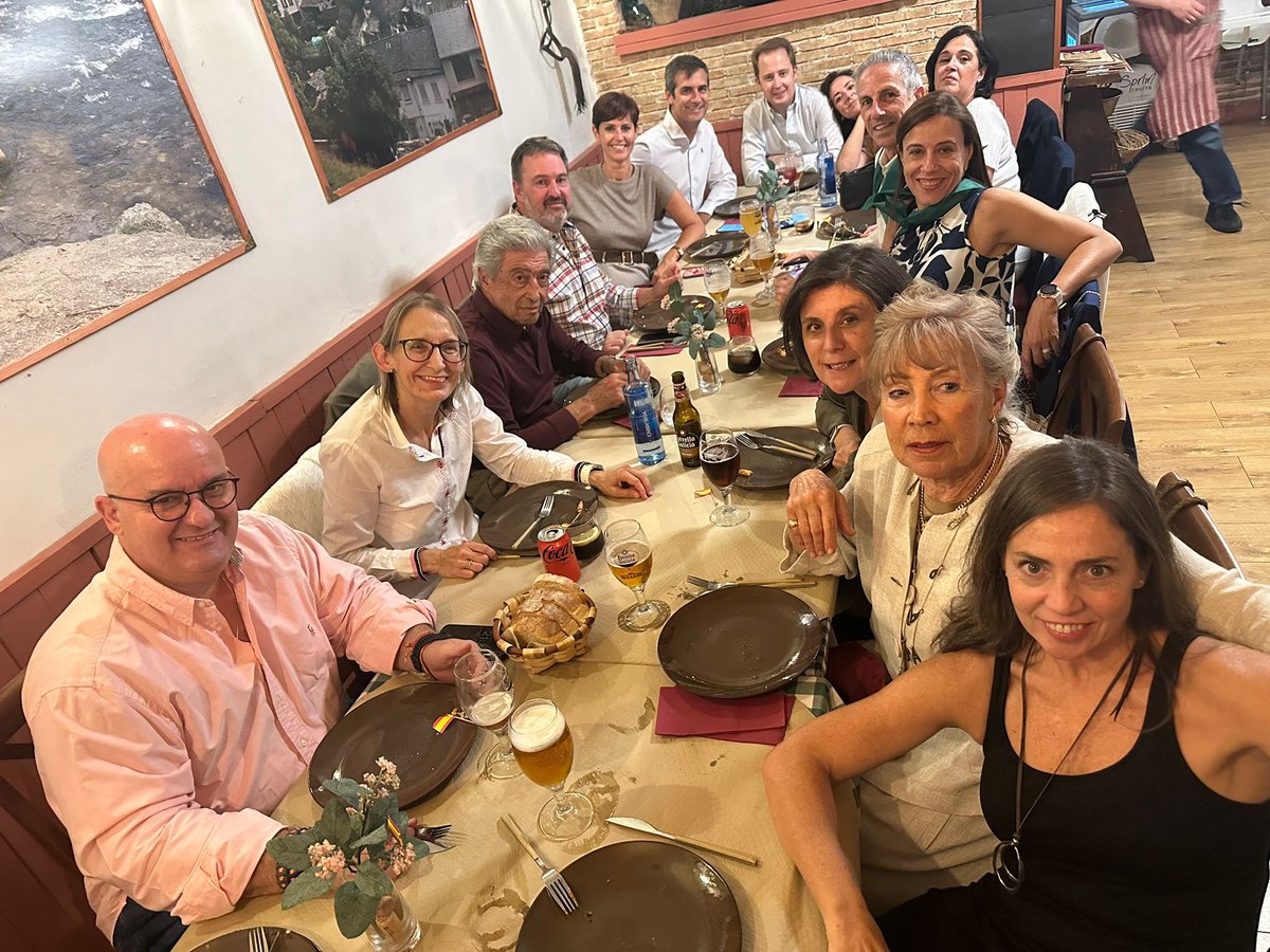 voxboadilla's tweet image. Ayer pregón de las fiestas de Nuestra Señora del Rosario y después cena en la mejor compañía con amigos y afiliados.

¡¡Viva Nuestra Señora del Rosario!!
¡¡Viva Boadilla del Monte!!
¡¡Viva España!!🇪🇸 

#Boadilla #BoadilladelMonte🌳 #Fiestas #VoxBoadilla