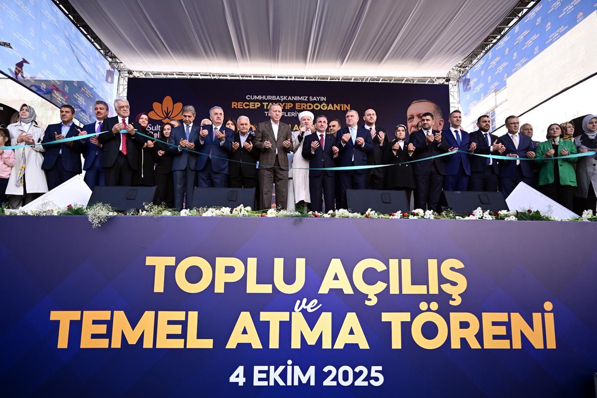 alitombastr's tweet photo. Teşekkürler Sultanbeyli❤️

Cumhurbaşkanımız Sayın Recep Tayyip Erdoğan’ın teşrifleriyle; “1,5 Yılda 50 Proje Toplu Açılış ve Temel Atma Törenimizi” on binlerce hemşehrimizin katılımıyla büyük bir coşkuyla gerçekleştirdik.

Sayın Cumhurbaşkanımızın liderliğinde; Türkiye Yüzyılı vizyonuyla ilçemize kazandırdığımız ve temelini attığımız eserler hayırlı olsun.

Allah’ın izniyle; bugüne kadar olduğu gibi bundan sonra da ülkemiz, milletimiz ve Sultanbeyli’miz için durmadan, yorulmadan çalışmaya, üretmeye ve başarmaya devam edeceğiz. Rabbim, bizi mahcup etmesin.

Sultanbeyli’mize hizmet yolunda gücümüze güç katan Cumhurbaşkanımız Sayın @RTErdogan'a şükranlarımı sunuyorum.

Bu özel günde bizleri yalnız bırakmayan; TBMM 28. Başkanı ve Son Başbakanımız Sn. Binali Yıldırım, Bakanlarımız, Genel Başkan Yardımcılarımız, Milletvekillerimiz, İstanbul Valimiz, İl Başkanımız, Belediye Başkanlarımız, Cumhur İttifakımızın İlçe Başkanları, değerli misafirlerimize ve büyük bir coşkuyla alanı dolduran kıymetli hemşehrilerimize teşekkür ediyorum.