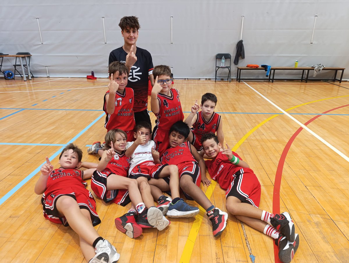 Gran partit del nostre Premini Masculí i molt bona sintonia de tots components amb 7 jugadors del 2018 i amb l'ajuda de l'Hugo del 2019 (Escobol); felicitats a tots! 👏🏻

🏀 CBE - 31
🏀 VILAFANT - 28

#cbescolapies
#negreiroigsonelscolors
#viuelbasquetenvermell