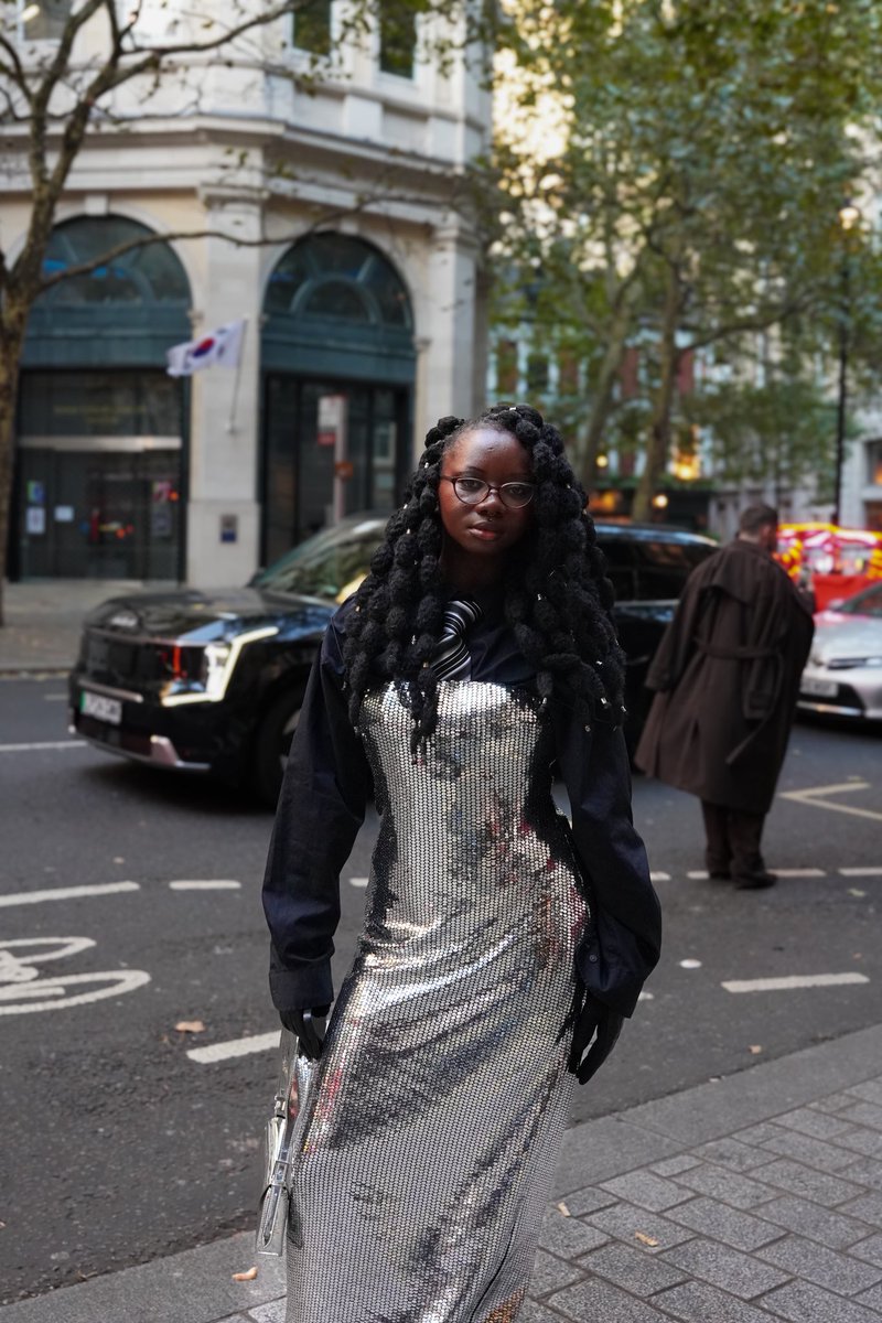 funkeolotu_'s tweet photo. Last outfit to London fashion week 🖤 https://t.co/tfjLfZV6py
