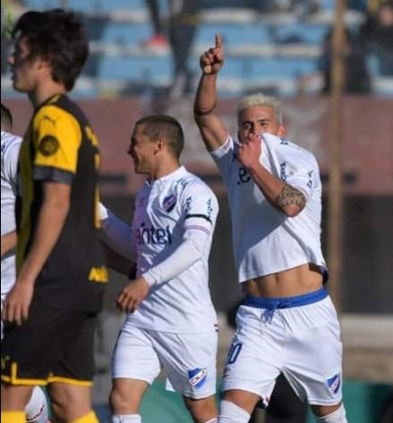 CNdeFhistoria's tweet photo. 🗓 04/10/1996

Nace en Montevideo, Felipe Carballo

🏆 Ex volante del Decano, Tetracampeón Uruguayo y surgido en las formativas del club

🏆1️⃣1️⃣𝑻𝑰𝑻𝑼𝑳𝑶𝑺 𝑶𝑭.
🏆 Uruguayo 2016-2019-2020-2022
🏆 Supercopa 2019-2021
🏆 Intermedio 2017-2020-2022
🏆 Clausura 2019-2022

📌 205 PJ en el Decano entre 2015-2017 y 2019-2022

⚽️ 25 goles 
⚔️ 1 gol clásico oficial
🌎 2 goles en 🏆 @Libertadores

⚔️1️⃣7️⃣Clásicos
✅7️⃣PG
↔️7️⃣PE
❌3️⃣PP

✅️3️⃣Finales clásicas 🏆
✅️2️⃣Finales en 4️⃣ días 🏆

🇺🇾 En la Selección Uruguaya (@Uruguay) lleva disputados 7 partidos

📌 Disputó las Eliminatorias para la 🏆🌐 Copa del Mundo México/EEUU/Canadá 🇲🇽🇺🇲🇨🇦 2026

Feliz cumpleaños Felipe!

💻https://t.co/EsYz8waxtm