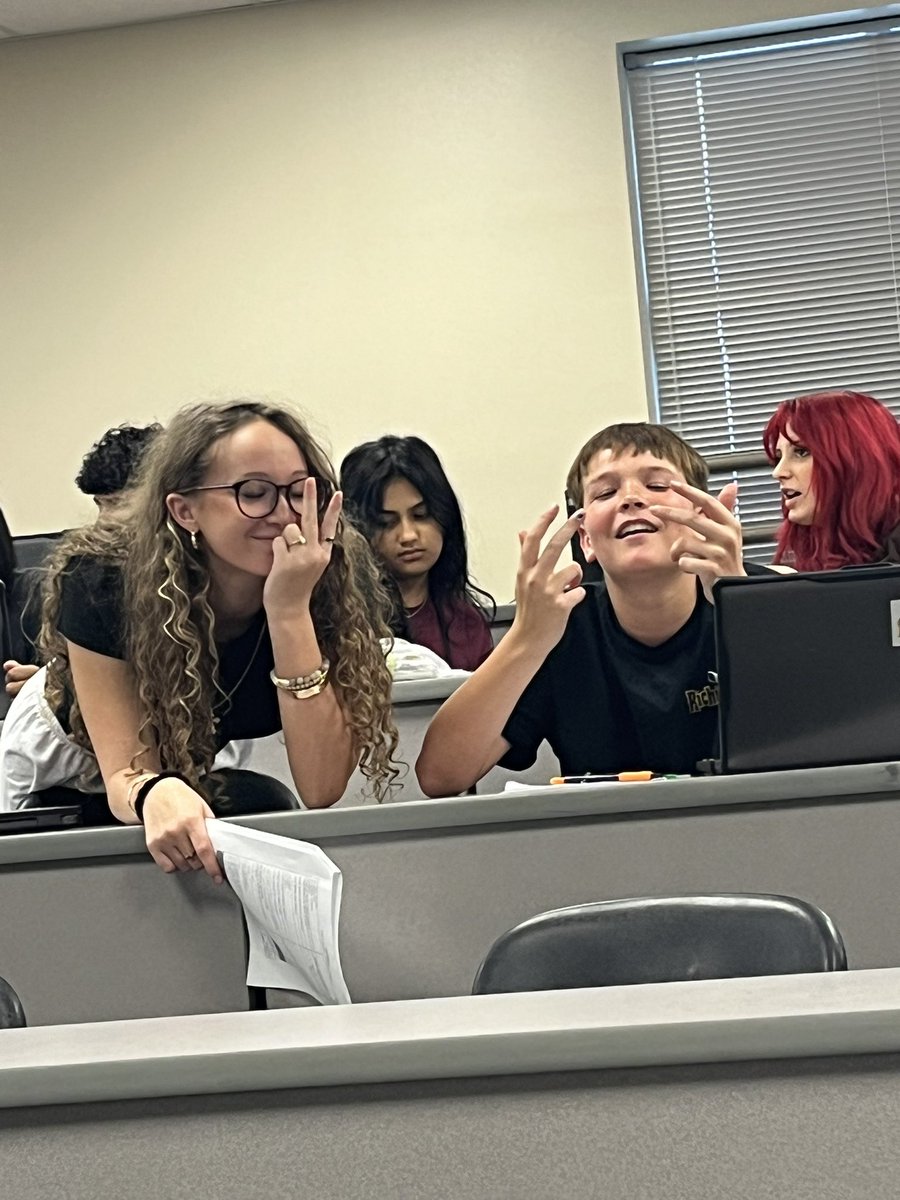 ElmanSenorita22's tweet photo. Friday: Tutoring in the TeachingTheater! #Student2Student learning/teaching. Look at them working through the preterite and enjoying themselves too! #WICOR #Colllaboration #PeerTutoring @RGAPMobileLive @Rphs_World @RP_AVID @RPHS_Panthers10 https://t.co/zQ5rpSeHwr