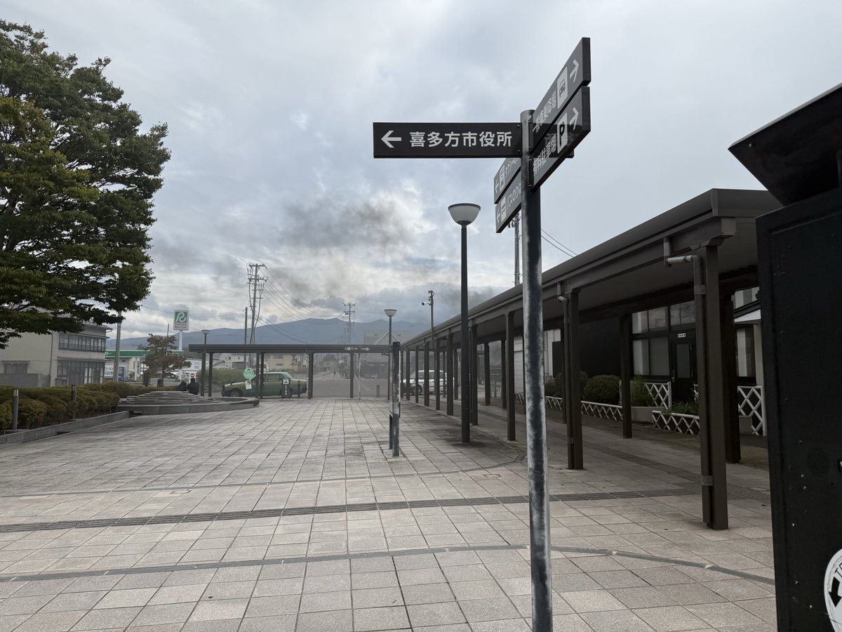 rin_yun_yivel's tweet image. 喜多方駅に行った時にたまたまSLを見ることができて！！人生初SL見ました😆
通った時は周りケムケム状態でしたが😶‍🌫️
次は乗ってみたいので、、しゅがーさん！SLにみんなで乗ろう！in喜多方の開催をお願いします🥰
#佐藤隆紀 さん
#LEVELVETS
#喜多方