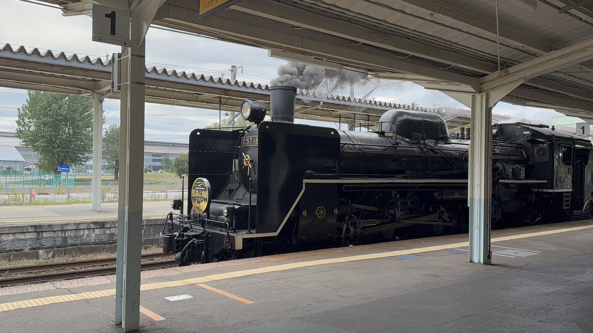 rin_yun_yivel's tweet image. 喜多方駅に行った時にたまたまSLを見ることができて！！人生初SL見ました😆
通った時は周りケムケム状態でしたが😶‍🌫️
次は乗ってみたいので、、しゅがーさん！SLにみんなで乗ろう！in喜多方の開催をお願いします🥰
#佐藤隆紀 さん
#LEVELVETS
#喜多方
