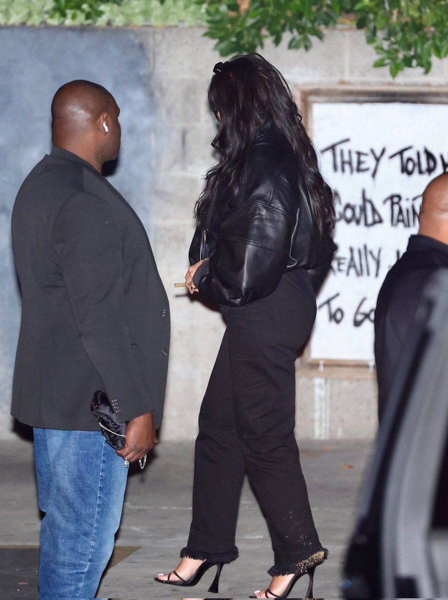 RNavyBrazil's tweet image. Rihanna é vista em Hollywood, ontem à noite. 🖤