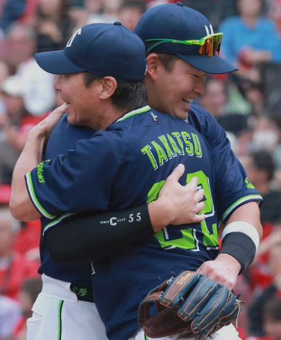 yakulpon's tweet photo. ヤクルト・村上宗隆、日本での〝ラストゲーム〟終え「寂しいというより感謝」(サンケイスポーツ)

今季限りで退任する高津監督にはウイニングボールを渡して抱き合い「2021年、22年は優勝もできて、たくさんあの光景があったので今日もすごくうれしかった。寂しいというより感謝」とかみしめた。
https://t.co/4X5bKD3nJb