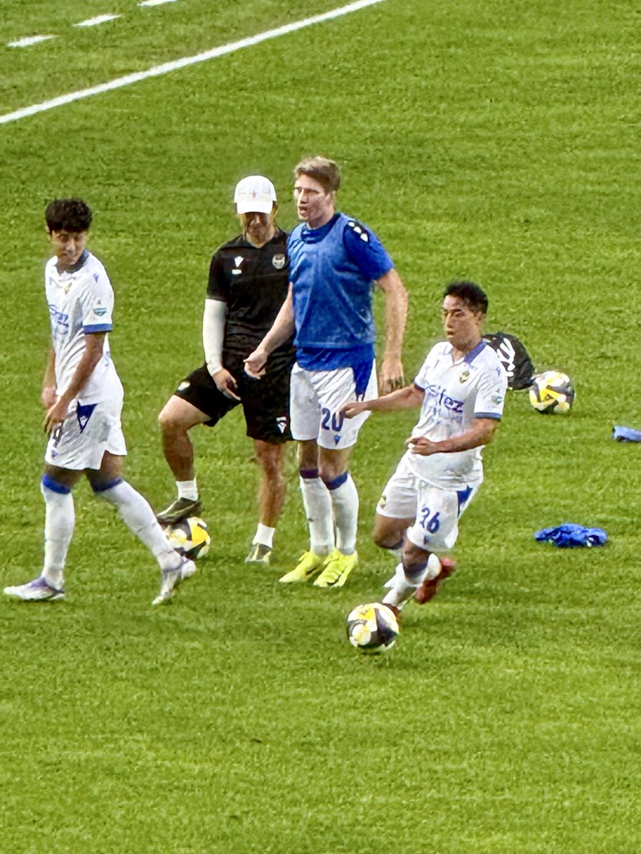 아이폰16프로 구매 기념으로 최대로 줌 당겨서 찍어봄