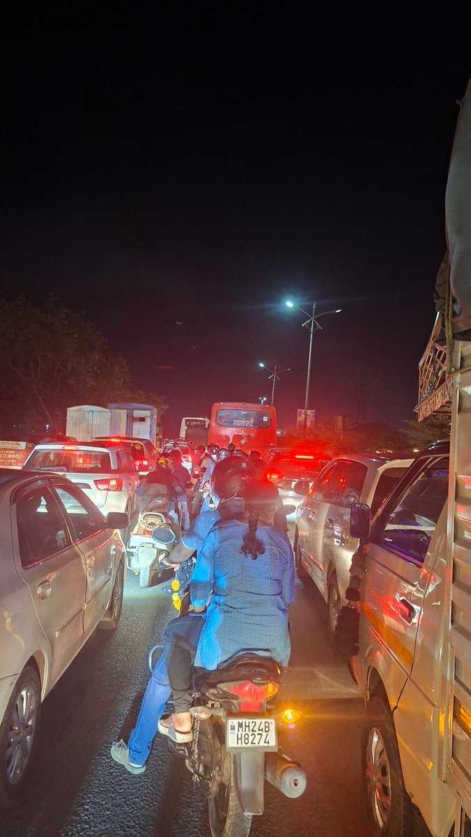 deepakjagtap47's tweet photo. @mauliabakatke @PMCPune @PuneCityTraffic @WagholiTimes @WagholiHSA @WWFWagholi @ThePuneMirror @AjitPawarSpeaks आज शनिवार अर्ध्या गाड्या घरी,  पुणे मध्ये कोठेही ट्रॅफिक जॅम नाही..पण पण वाघोली मध्ये 3Km ट्रॅफिक जॅम 
जाहीर आभार आमदार पोलिस प्रशासन यांचे https://t.co/LA906P2Mvn