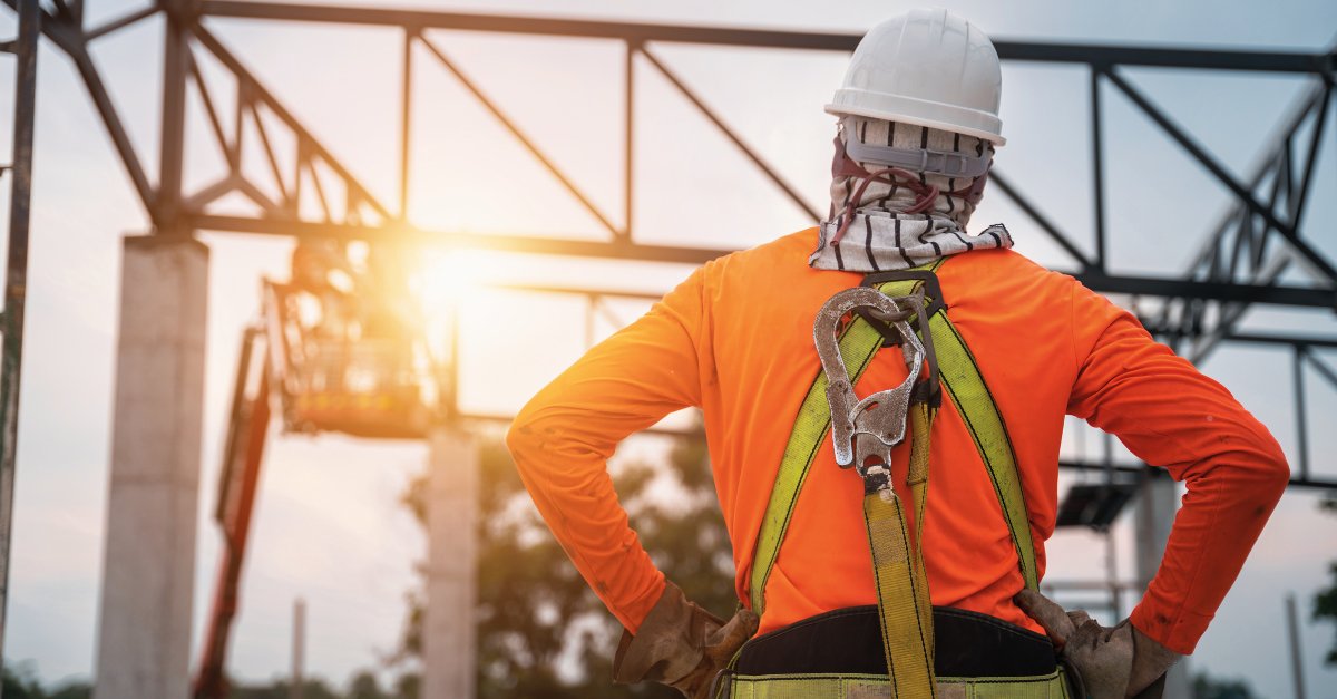 🦺 Fall safety on construction sites doesn’t happen by accident.

Planning. Training. Constant vigilance. It takes all three to keep crews safe—especially as seasonal hazards increase.

Stay sharp. Stay safe.

📄 ohsonline.com/articles/2025/…

 #JobsiteSafety #FallPrevention