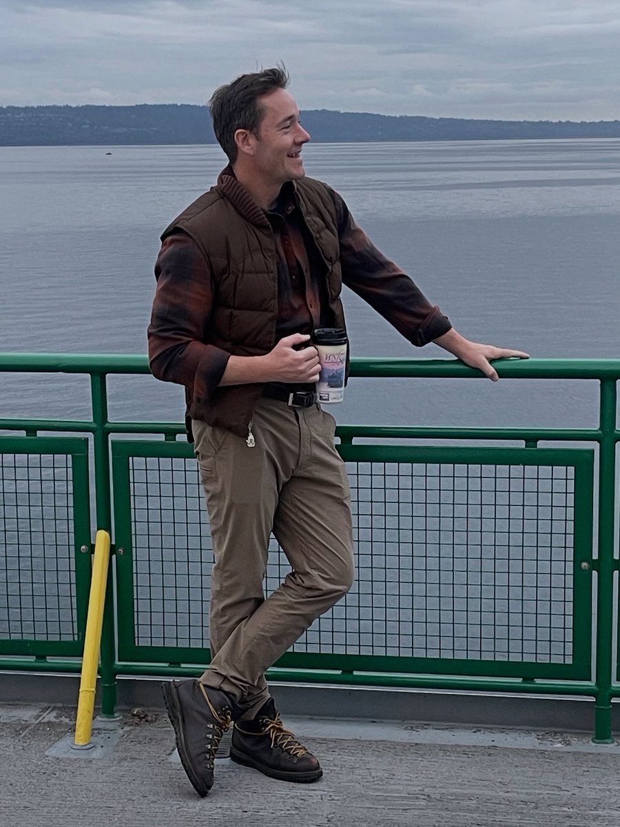 GWaldenWeather's tweet image. Channeling #flannel…
The #vest is out, that means it’s officially officially #fall- ready #Seattle? #wawx