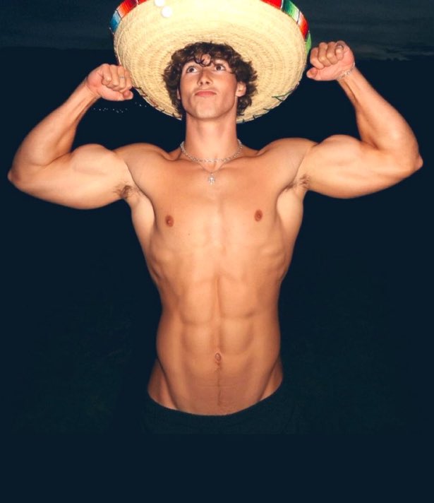 Str8jockbro's tweet photo. If anyone calls you out on ur costume being racist, just call ice on them bro https://t.co/vOgTbTYEfM