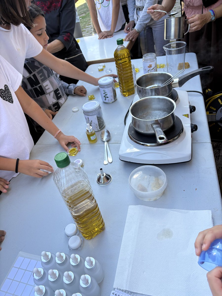 Después de la caldereta trashumante, continúa la XIX Fiesta de la Trashumancia con diferentes talleres!

"Botiquín trashumante" 🧴🌿 
"Encuadernando nuestros pasos" 📓✍️
"Puntadas que guardan avíos" 🧵
Y “Tres en lana” 🧶