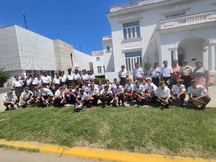 AlmasValientes_'s tweet photo. Preparación integral reciben los estudiantes del IPV "Hermanos Martínez Tamayo" 🏛️. Imágenes de la visita a dos centros de interés histórico 🇨🇺.

#Minint https://t.co/Fn8sSnRcaW