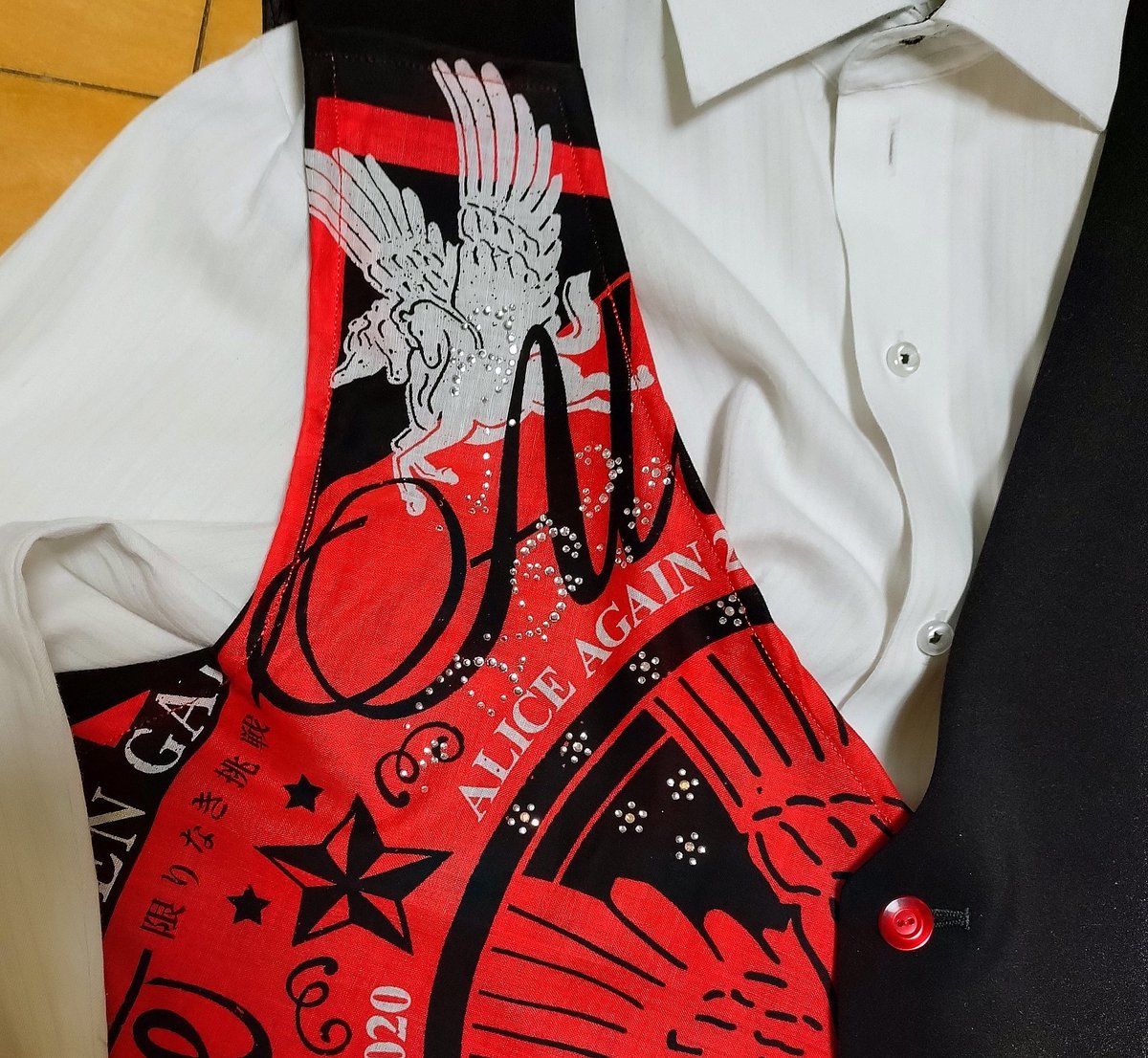 mg0001st's tweet photo. 「ペガサス・ベスト完成！」
本縫いも終わって
最後に赤色のボタンを
取付けて完成です。

#谷村新司
#アリス https://t.co/uildfcwsKz