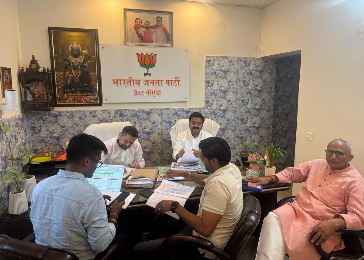 Arpit4BJP's tweet photo. आज ग्रेटर नोएडा कार्यालय पर एमएलसी शिक्षक चुनाव को लेकर एक महत्वपूर्ण बैठक संपन्न हुई।

इस बैठक में संगठन और चुनाव रणनीति से जुड़े अहम मुद्दों पर विस्तृत चर्चा की गई।
कार्यक्रम में विशेष रूप से जिला महामंत्री श्री दीपक भारद्वाज जी, ग्रेटर नोएडा मंडल महामंत्री श्री रवि श्रीवास्तव जी, श्री मनवीर नागर जी एवं श्री अभिषेक शर्मा जी उपस्थित रहे।

यह बैठक संगठनात्मक मजबूती और चुनावी तैयारी के दृष्टिकोण से बेहद उपयोगी रही। सभी कार्यकर्ताओं ने संकल्प लिया कि शिक्षक समाज की अपेक्षाओं को पूरा करते हुए आगामी चुनाव में पार्टी की जीत सुनिश्चित की जाएगी।

@idharampalsingh @dr_maheshsharma @iabhishek4bjp