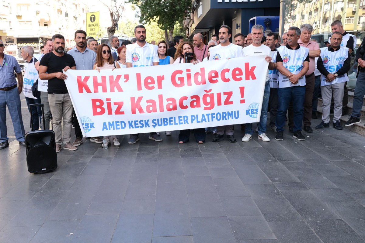 Kesk Amed Şubeler Platformu "KHK'lar Gidecek Biz Kalacağız" sloganıyla 141. hafta eylemini gerçekleştirdi.

Basın açıklamasına ESM Amed Şube üyeleri ve MYK üyelerimiz Hamit Cansever ve Sefer Tuğrul katılım sağladı.

Haksız ve hukuksuz bir şekilde işleri ellerinden alınan