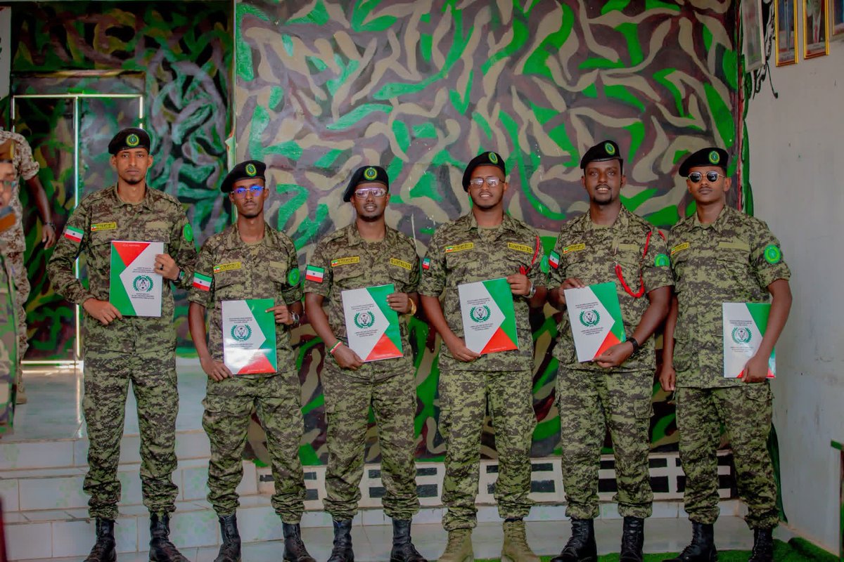 LasgelInstitute's tweet image. ✨ Another proud moment for the Republic of Somaliland!
Today, the First Commander of the National Army, Major General Cabdirisaaq Siciid Bulaale, together with senior officers from the General Command, officially concluded a training program for nine engineers who had…