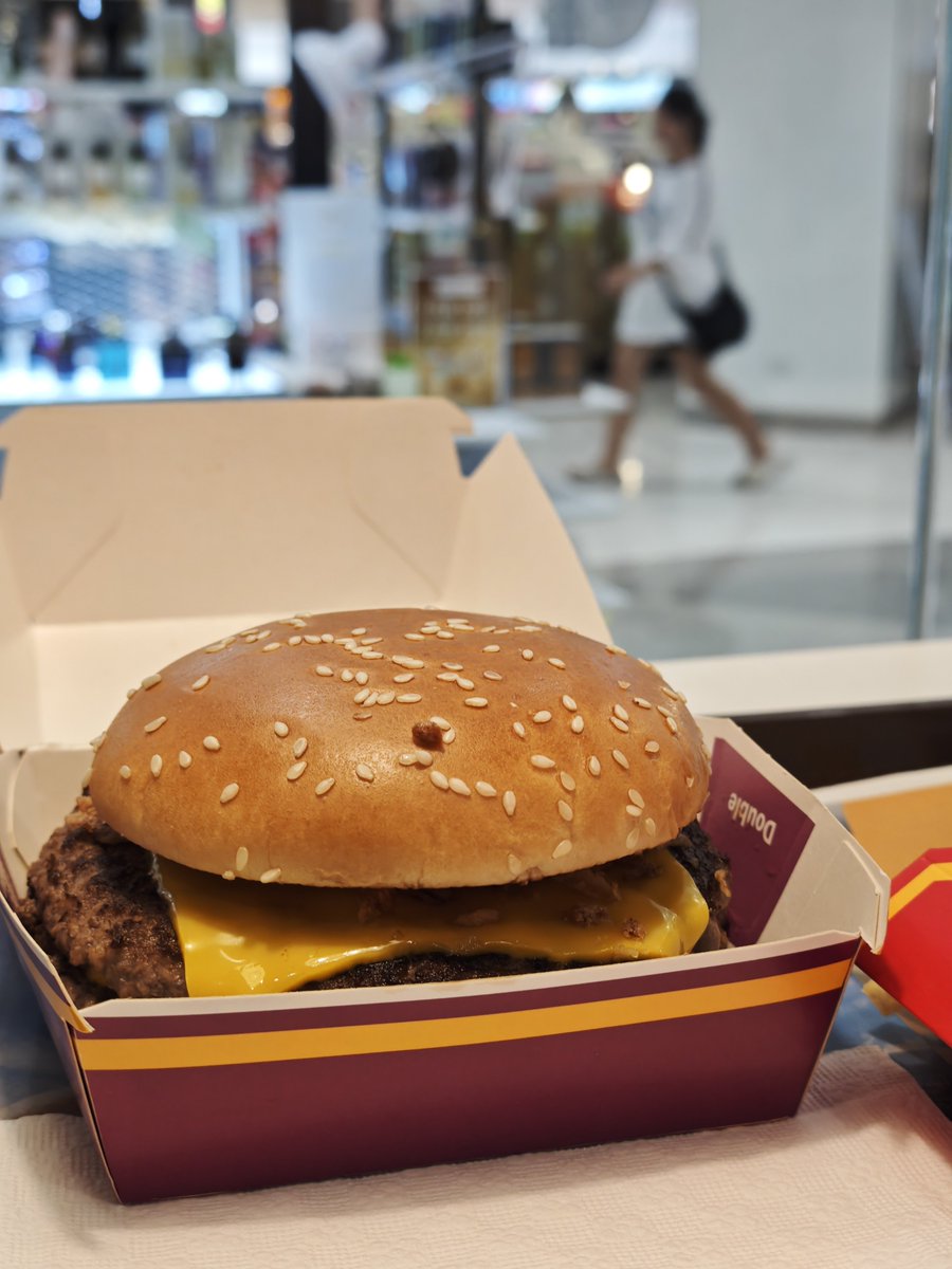 ダブルクォーターパウンダーチーズ！ダブルクォーターパウンダーチーズじゃないか！久しぶり！どうしたんだ最近すっかり姿を見せなくなって……またWBCのクリアファイルを配ってくれよ。おれは松坂と小笠原のクリアファイルを持ってたんだ。頼むよ！ダブルクォーターパウンダーチーズ！