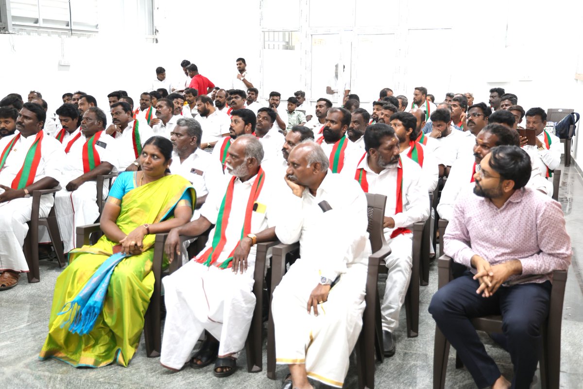JohnPandianTMMK's tweet photo. தமிழக மக்கள் முன்னேற்றக் கழகத்தின் மாநில செயற்குழு கூட்டம்  04.10.2025  சனிக்கிழமை எனது தலைமையிலும் , கழக பொதுச்செயலாளர் வழக்கறிஞர், முனைவர்.திருமதி.ஜா.பிரிசில்லாபாண்டியன் @priscillaTMMK  அவர்கள் முன்னிலையிலும், திருநெல்வேலி - தென்தலைமை அலுவலகத்தில் நடைபெற்றது.

இதில்,மாநில இளைஞர் அணி தலைவர் மருத்துவர் திரு.ஜா.வியங்கோ பாண்டியன் @ViyangoOfficial  அவர்கள், மாநில மகளிர் அணி தலைவி மருத்துவர் திருமதி.ஜா.வினோலின் நிவேதா @vinolinnivetha ,   மற்றும் மாநில பொறுப்பாளர்கள், மாவட்டச் செயலாளர்கள் மற்றும் மாவட்டத் தலைவர்கள் என அனைவரும் கலந்து கொண்டு எதிர்வரும் 2026 சட்டமன்ற தேர்தலுக்கான திட்டங்கள் குறித்து முக்கிய ஆலோசனைகள் நடைபெற்றது.