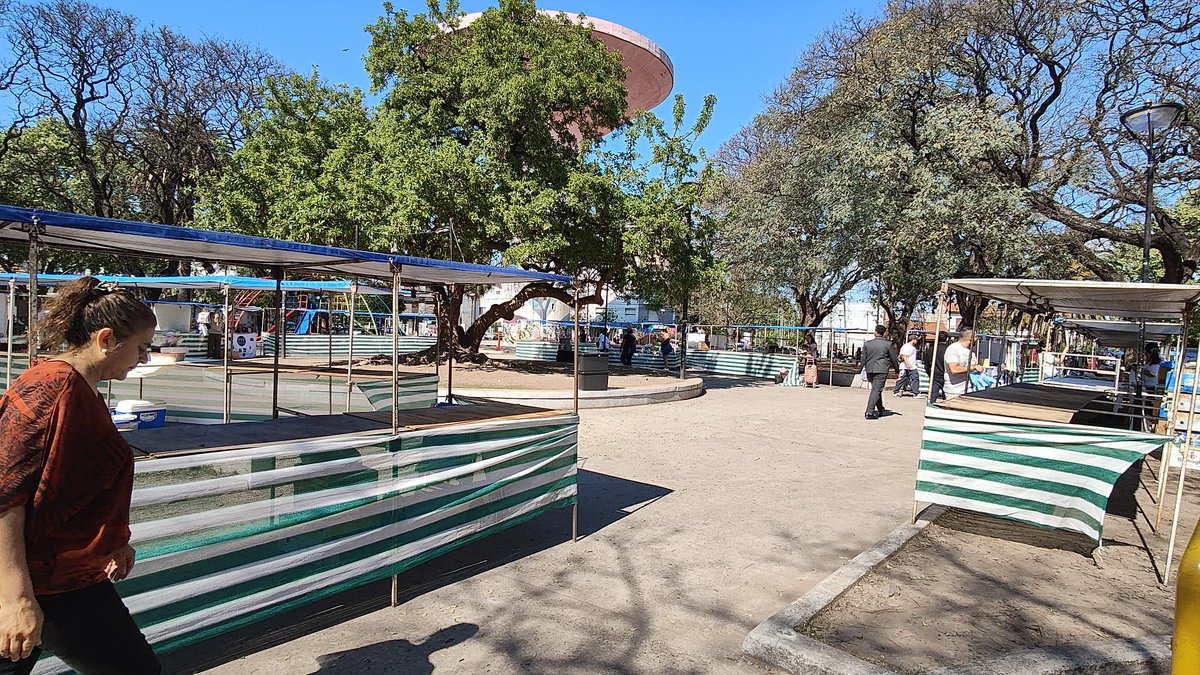 Hoy habrá feria en mi pueblo.

#VillaBallester #PlazaRoca