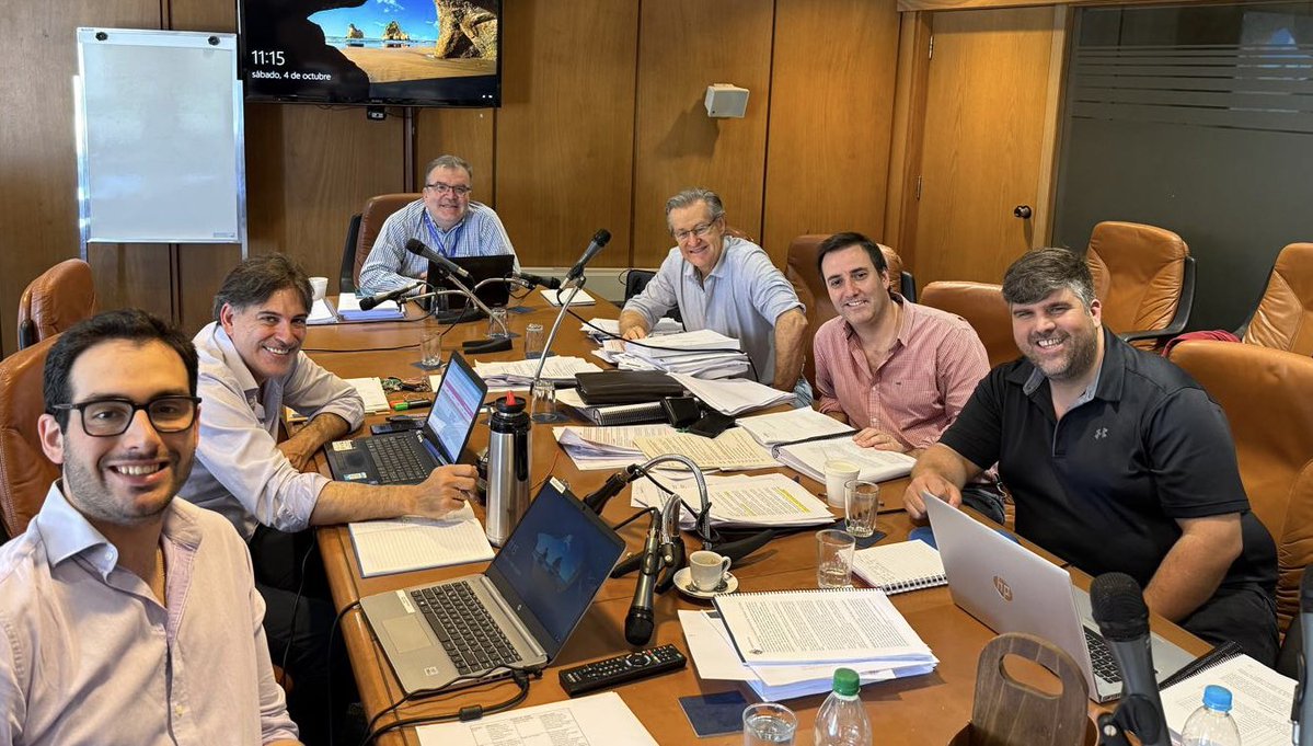 Trabajando en la bancada legislativa del Partido Colorado para el debate parlamentario del proyecto de Presupuesto Nacional.