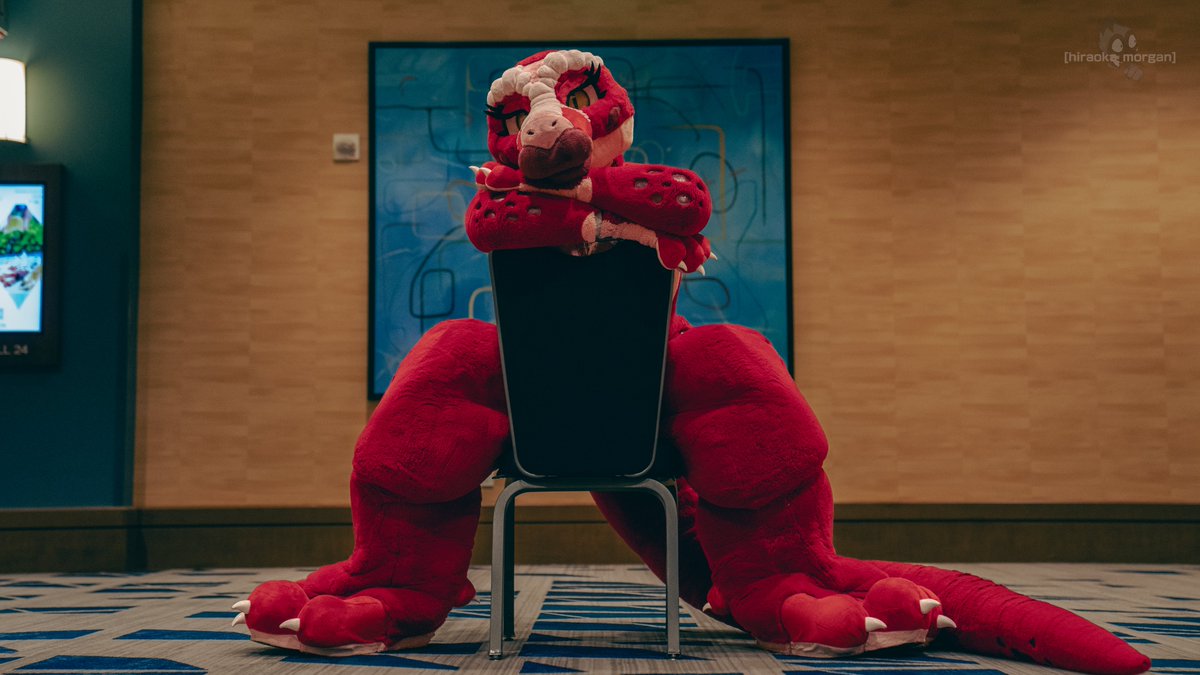 Hope everyone has a lovely weekend~

#furry #FursuitEveryday 

📸: <a href="/HiraBigDumb/">@hirabigdumb.bsky.social (4/5) 🔜 MFF 25!!</a>