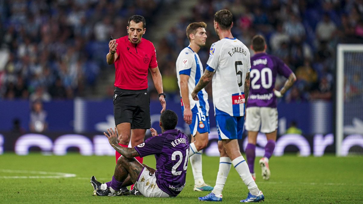 ArchivoVAR's tweet photo. 🔴💥 #NoticiaAV | El CTA deja a Caparrós Hernández en la nevera por tercera jornada consecutiva.

▪️ El valenciano validó un penalti inexistente en el Racing de Santander - Cultural Leonesa.

❌ Mismo castigo que a González Fuertes pese a tratarse de un error de menor gravedad. https://t.co/9X4HSd36Vb