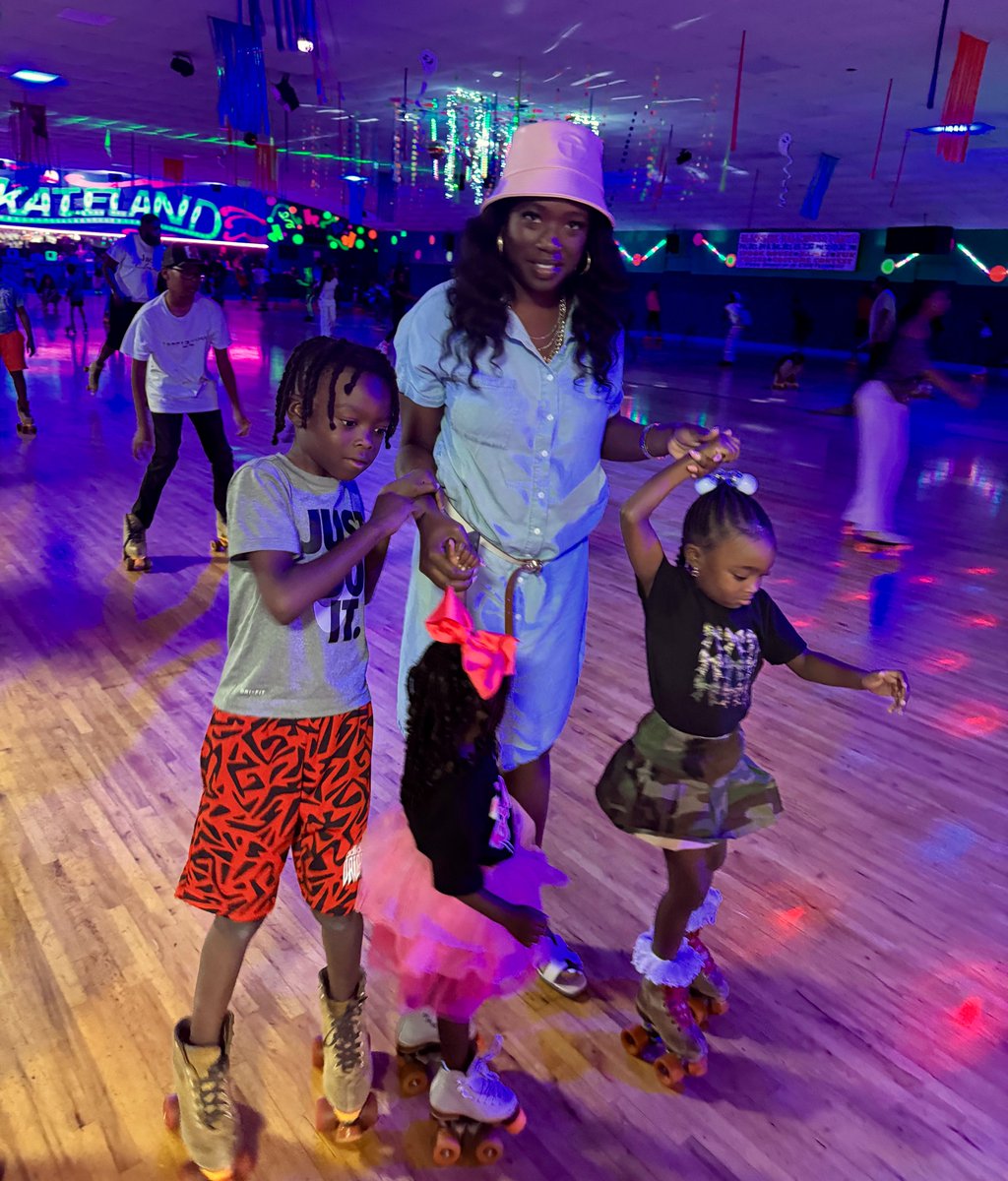 CHCPPTA's tweet image. Last Friday we had an amazing time at our Collegiate Prep PTA Family Skate Night at Redbird Skateland! 🛼
🎉 Thank you to everyone who came out – y’all really showed up & showed out for our school family! 🖤❤️
Here are a few snapshots we captured 📸👇 If you got some good ones…