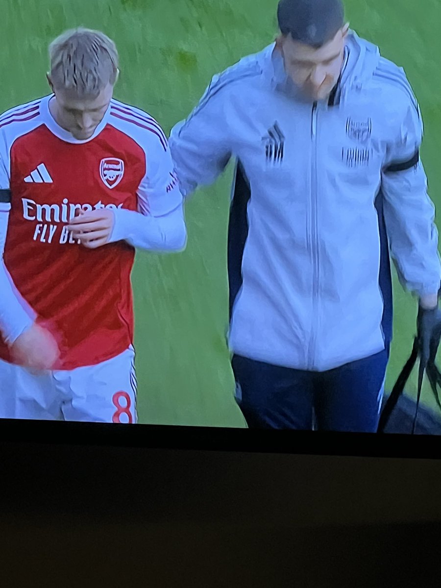 🆘 He went down, tried to carry on, went down again, and once more. Third time’s the charm — Ødegaard comes off in the 30th minute of Arsenal vs West Ham.

“F@ck me man,” he mutters.

#Arsenal #WHUFC #Odegaard #AFC #PremierLeague #ArsenalWestHam #COYG #OdegaardInjury #ArsenalFC