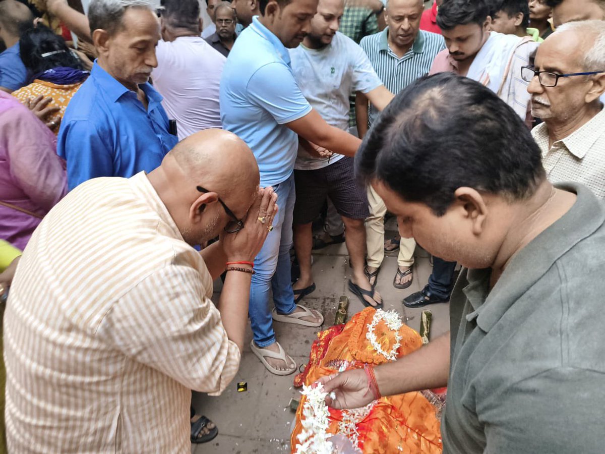 kashikirai's tweet image. काशी की स्मार्ट सिटी परियोजनाओं पर हजारों करोड़ खर्च होने के बावजूद आज भी खुले खंभों और अधूरी वायरिंग से युवाओं की जान जा रही है।
बड़ी पियरी निवासी हिमांशु सिंह की करंट लगने से हुई असमय मृत्यु सरकार की घोर लापरवाही और मोदी जी के दिखावटी विकास का जीता-जागता प्रमाण है।
आज परिजनों…