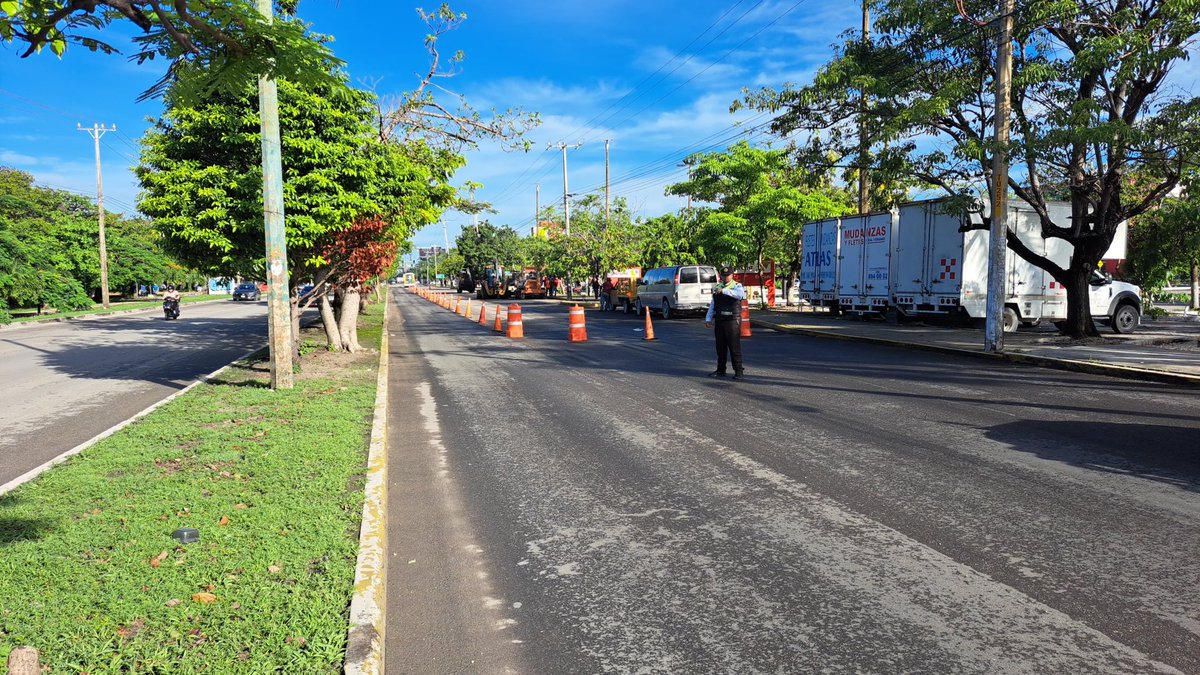#AvisoVial ⚠️

🛑🚧Continúan los trabajos de rehabilitación de la carpeta asfáltica en Av. Kabah, desde Av. Yaxchilán hasta Av. Mayapán, hasta las 16:00 horas.

👉Se mantiene habilitado el carril izquierdo para la circulación.
👉Considera vías alternas para evitar retrasos. (1/2)