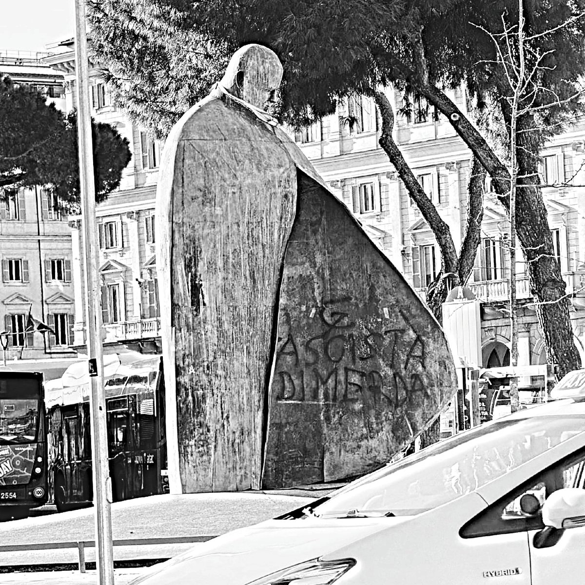 Attaccano il Papa che contribuì a liberare i popoli dell’Est Europa dal giogo sovietico.
Lo chiamano “fascista” perché non sanno riconoscere un gigante della libertà, un uomo che sconfisse il comunismo con la forza della fede e della verità.
Dicono di marciare per la pace, ma