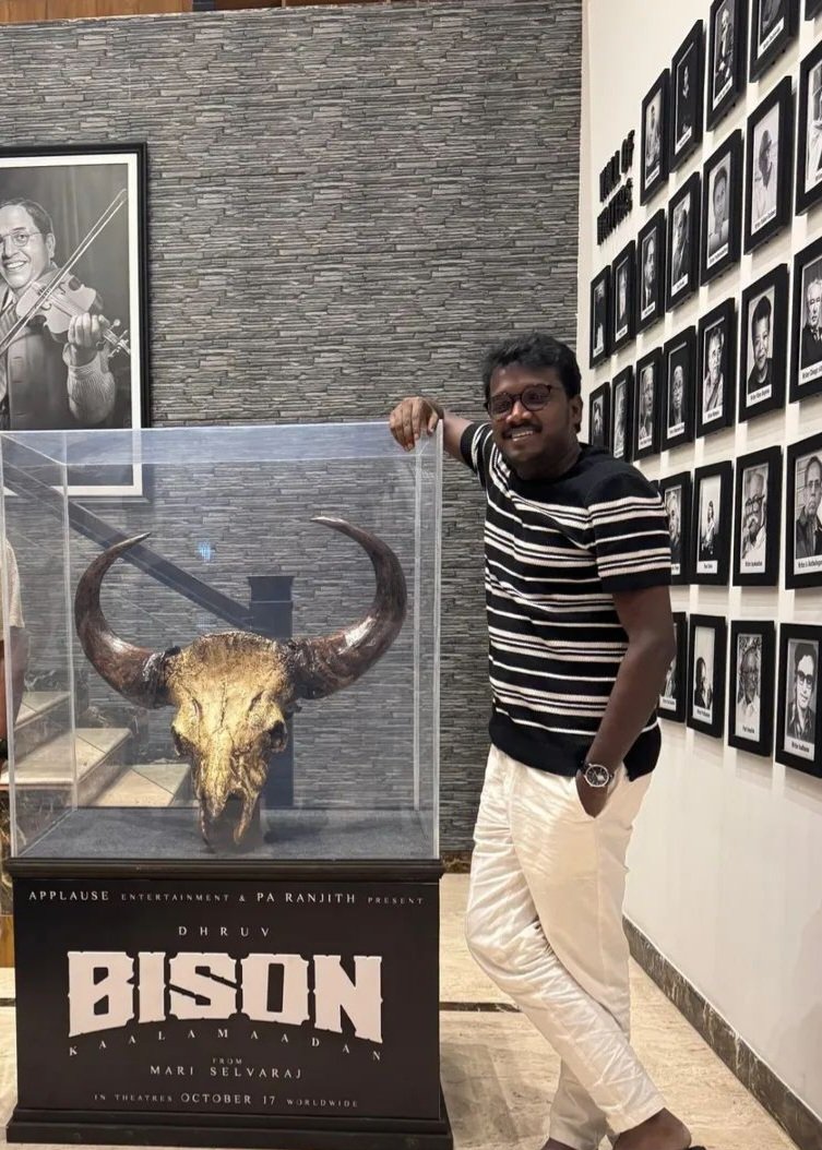 RDBalaji's tweet photo. The visionary who brought #DhruvVikram's #BisonKaalamaadan to life — @mari_selvaraj with the mighty #BisonHead 🦬
#BisonKaalamaadanFromDiwali 🔥
@beemji @ApplauseSocial @NeelamStudios_ @5starcreationss @Tisaditi @pro_guna @proyuvraaj @Kalaiazhagan15 @sooriaruna https://t.co/NfQ8WbPuJM