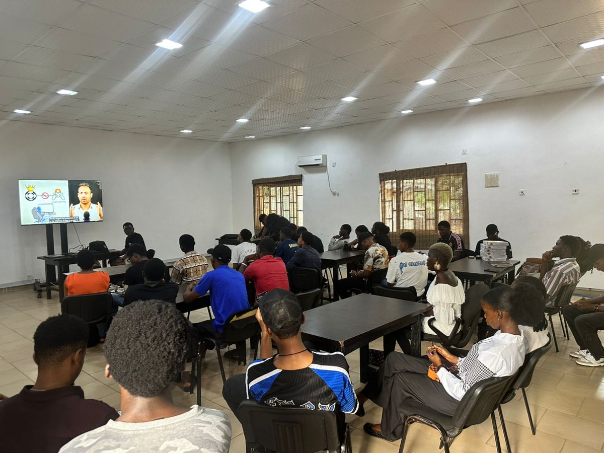 Ugochukwu200412's tweet image. Live at the  SAGA Block chain DEV meetup 

#Saga #SagaAfrica #DevMeetup.

@sagaxyz__
@sagaafrica_
@greezcollins_
@Kamtochukwu0