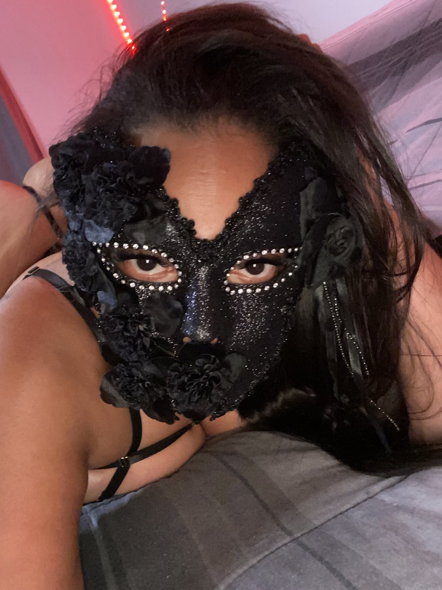 ForbiddenMami25's tweet photo. Missionary or doggy? 😈 https://t.co/YIYworTF8T