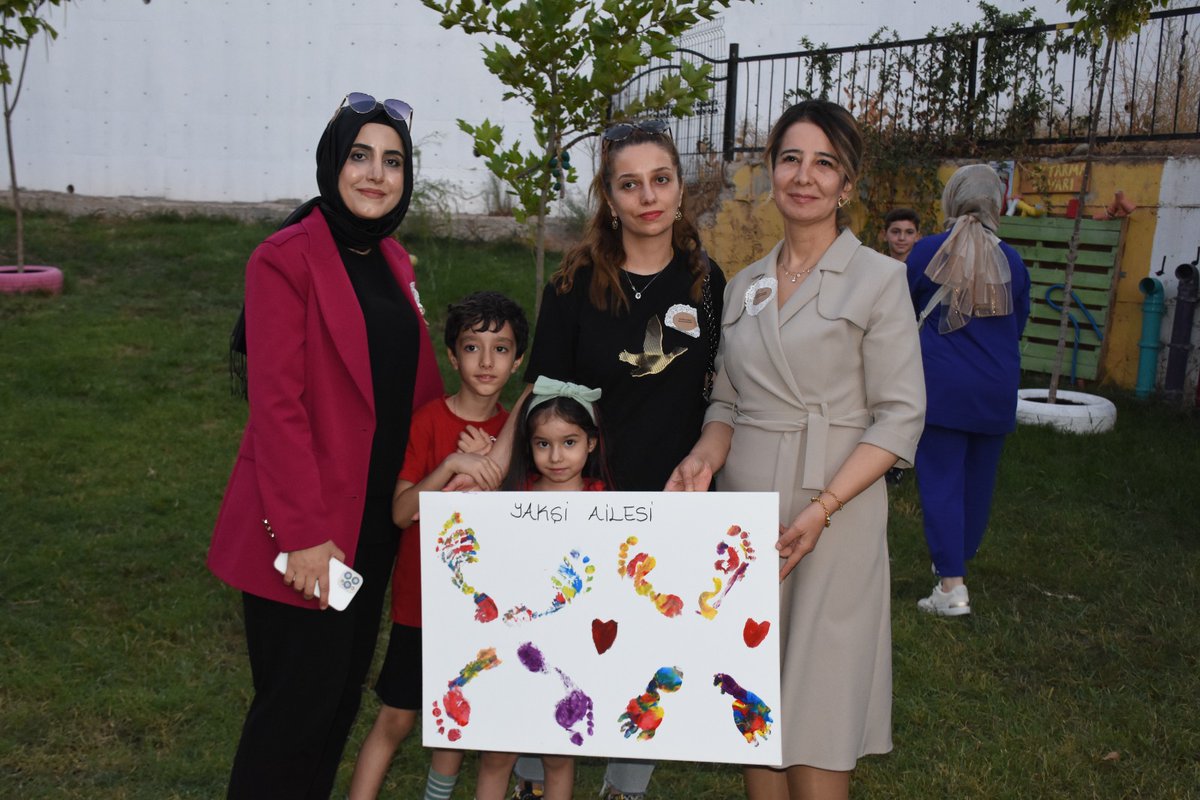 BatmanilMEM's tweet photo. 🎉 “Eğitim Ailede Başlar” Projesi Başladı! 👨‍👩‍👧‍👦✨

Mimar Sinan Anaokulumuzda, “Aile Yılı” kapsamında hayata geçirilen “Eğitim Ailede Başlar” projemiz;
🌿 “Her Çocuk Anne ve Babasının Ayak İzini Takip Eder” sloganıyla velilerimizin yoğun katılımıyla başladı.

👣 Etkinlikte, 20 öğrencimiz ve 40 velimiz, kendi tuvalleri üzerine ayak izlerini basarak rengârenk bir boyama çalışması gerçekleştirdi. Bu anlamlı etkinlik, çocukların ailelerinden aldıkları değer ve yönün görsel bir yansıması oldu. 🎨💫

📖 Ayrıca, velilerimize çocukların gelişiminde ailenin rolü üzerine bilgilendirmeler yapıldı ve hazırlanan broşürler dağıtıldı.

💡 Çocuklarımızın geleceğini şekillendiren en önemli unsur, güçlü bir aile desteğidir.

@tcmeb @Yusuf__Tekin @batmanvaliligi @yasarciger