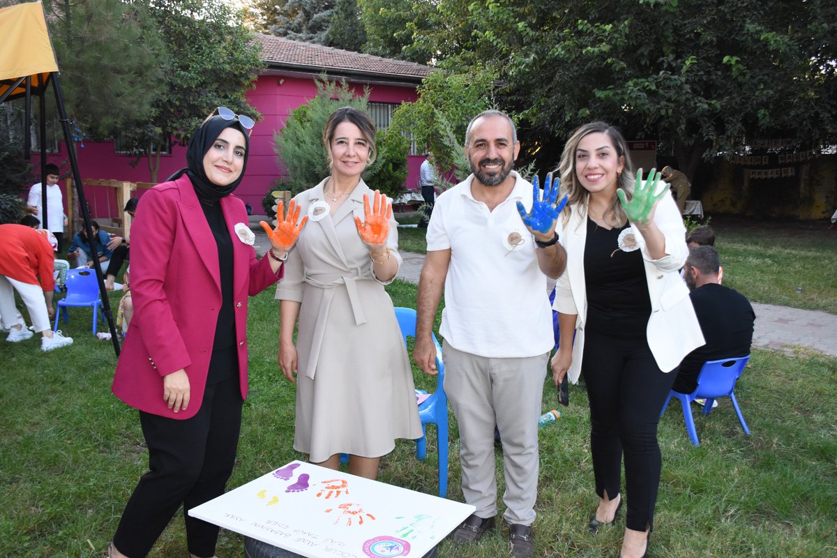 BatmanilMEM's tweet photo. 🎉 “Eğitim Ailede Başlar” Projesi Başladı! 👨‍👩‍👧‍👦✨

Mimar Sinan Anaokulumuzda, “Aile Yılı” kapsamında hayata geçirilen “Eğitim Ailede Başlar” projemiz;
🌿 “Her Çocuk Anne ve Babasının Ayak İzini Takip Eder” sloganıyla velilerimizin yoğun katılımıyla başladı.

👣 Etkinlikte, 20 öğrencimiz ve 40 velimiz, kendi tuvalleri üzerine ayak izlerini basarak rengârenk bir boyama çalışması gerçekleştirdi. Bu anlamlı etkinlik, çocukların ailelerinden aldıkları değer ve yönün görsel bir yansıması oldu. 🎨💫

📖 Ayrıca, velilerimize çocukların gelişiminde ailenin rolü üzerine bilgilendirmeler yapıldı ve hazırlanan broşürler dağıtıldı.

💡 Çocuklarımızın geleceğini şekillendiren en önemli unsur, güçlü bir aile desteğidir.

@tcmeb @Yusuf__Tekin @batmanvaliligi @yasarciger