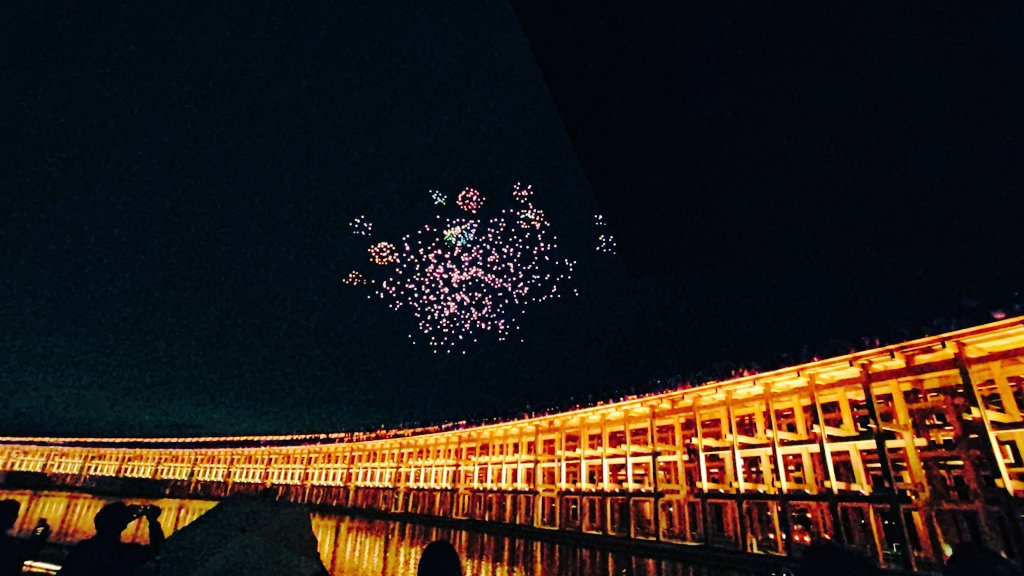 EXPO2025 大屋根リングとドローン　雨もやみ風も無く月も雲に隠れ漆黒の背景にドローンが鮮明に浮かびあがりとてもキレイだ。
#EXPO2025 #万博 #ドローン