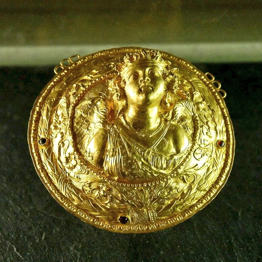 Эллинистическая накладка на голову, украшение для волос с Эросом, вторая половина III века до н. э., золото, Лувр.