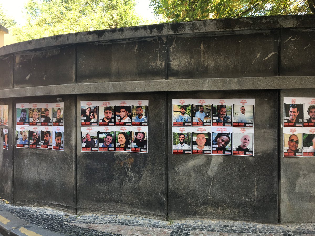 A Praga, Txèquia, no hi ha ni rastre de la bandera àrab palestina però sí nombrosos retrats dels jueus segrestats per ser jueus. La ciutat va viure de primera mà l'horror antisemita amb l'assassinat de 2/3 dels jueus a mans dels nazis que va continuar el règim comunista .