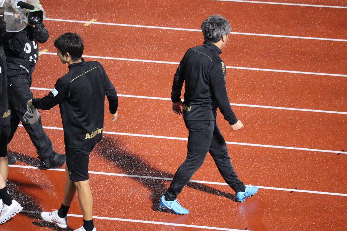 スタッフとハイタッチ後
ヨッシャー🔥している監督
バクスタとかDAZNだと表情わかるのかな
まずはひと安心
ありがとうございます☺️
 #甲府磐田